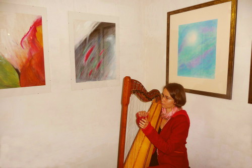 Mag.Art. Angela Stummer, bespielt die Eröffnung mit Harfe am Abend des 17. Okt 2008